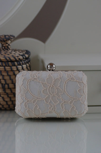 Weiße Spitze Clutch – Elegante Brauttasche mit feiner Spitzenoptik