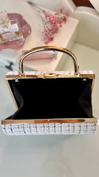 Tweed Clutch – Weiß-Schwarze elegante Abendtasche mit goldenem Henkel