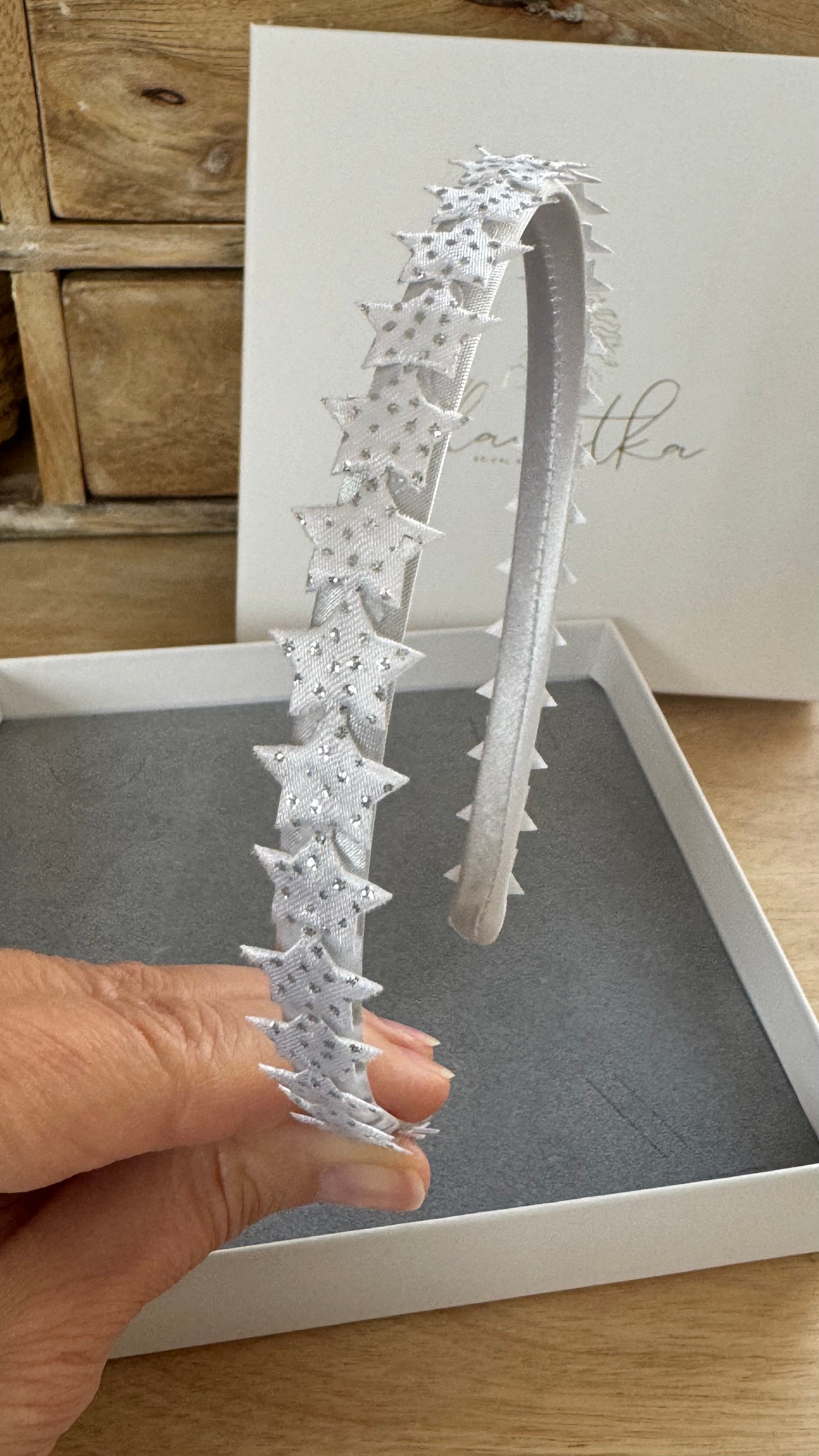 Glitzer Haarreif Kommunion – Sterne in Weiß & Silberglitzer