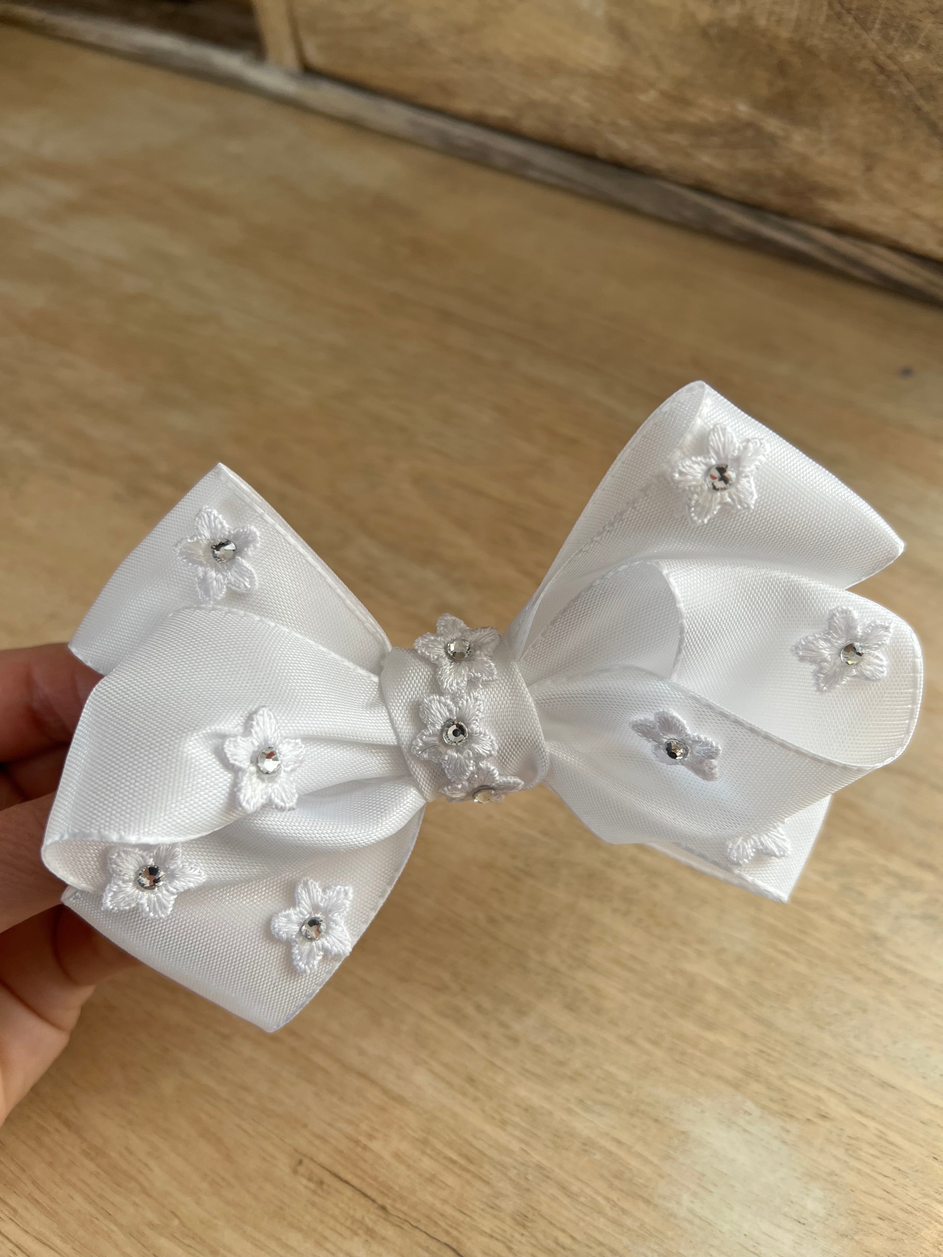 Blumen Schleife Kommunion – Haarkamm mit Blüten & funkelndem Strass
