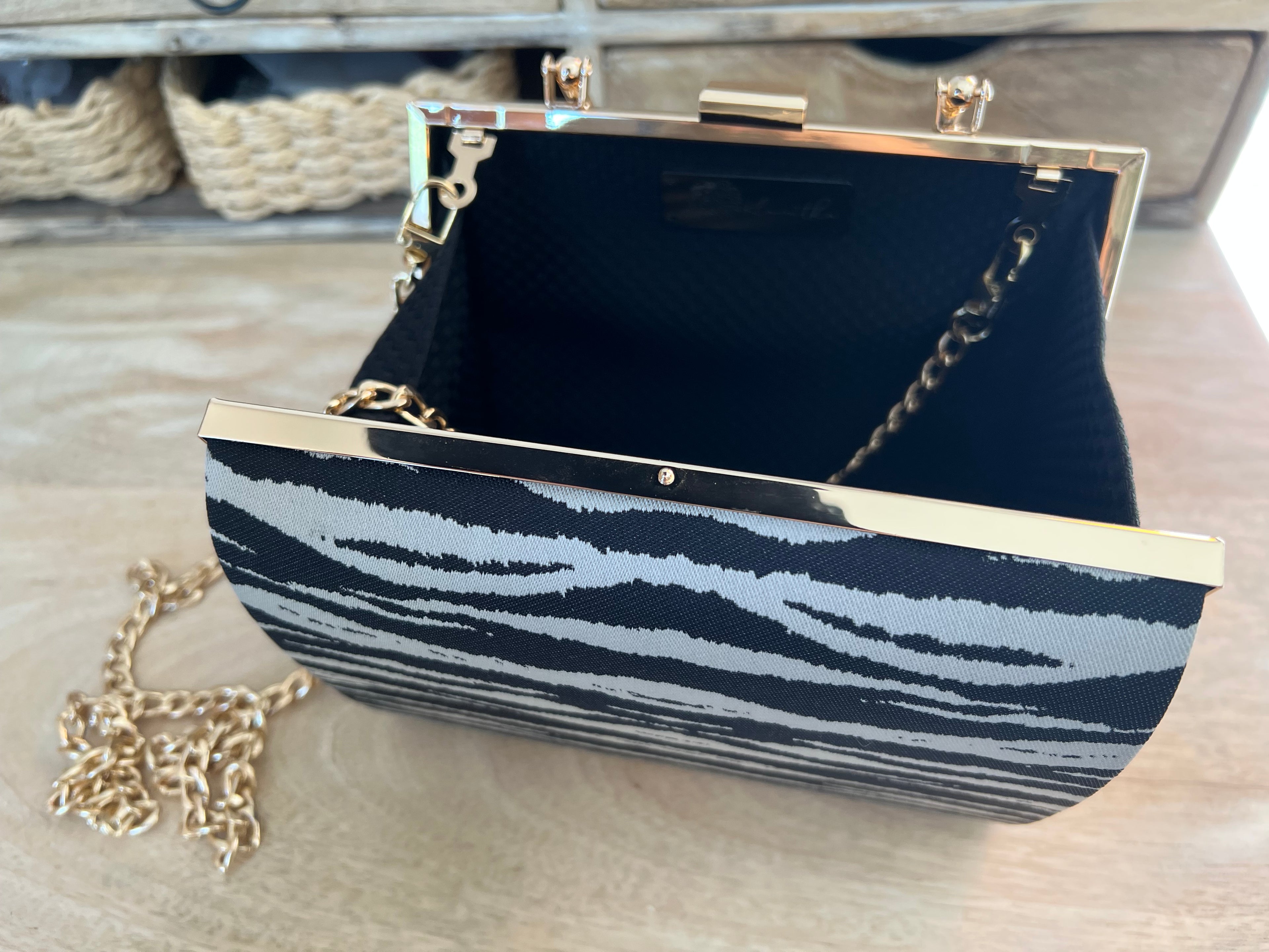 Zebra Clutch – Elegante Abendtasche mit silbernem Henkel für Damen