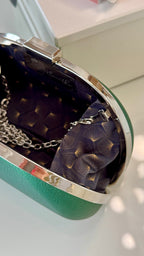 Grüne Clutch – Smaragdgrüne vegane Abendtasche mit silberner Kette