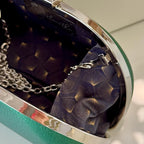 Smaragdgrüne Clutch aus veganem Leder – elegante Abendtasche mit silberner Kette