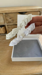 Kommunion Haarschmuck – Satinblätter & edle Perlenblume