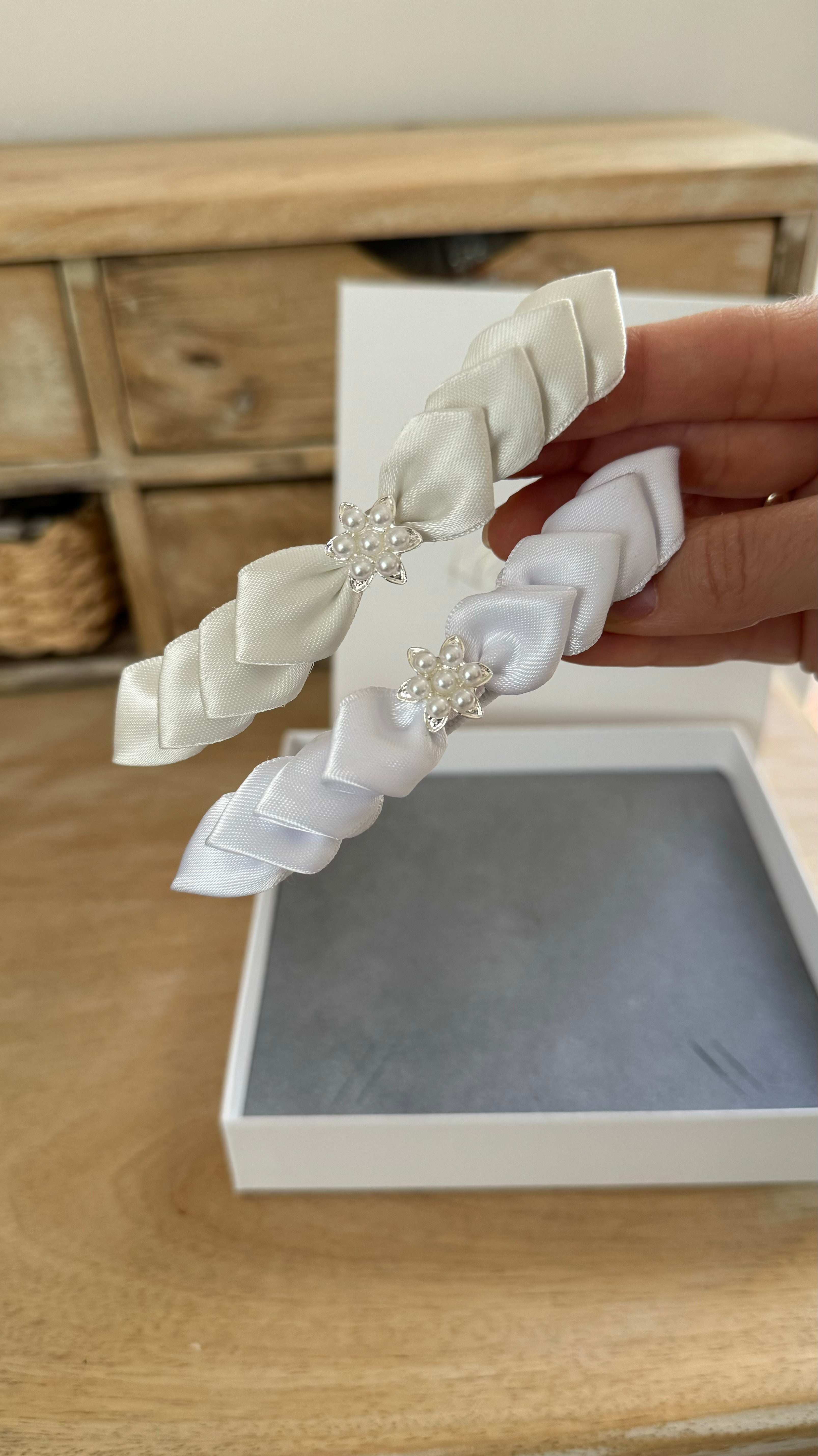 Kommunion Haarschmuck – Satinblätter & edle Perlenblume