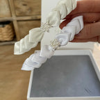 Kommunion Haarschmuck mit handgearbeiteten Satinblättern und einer Perlenblume