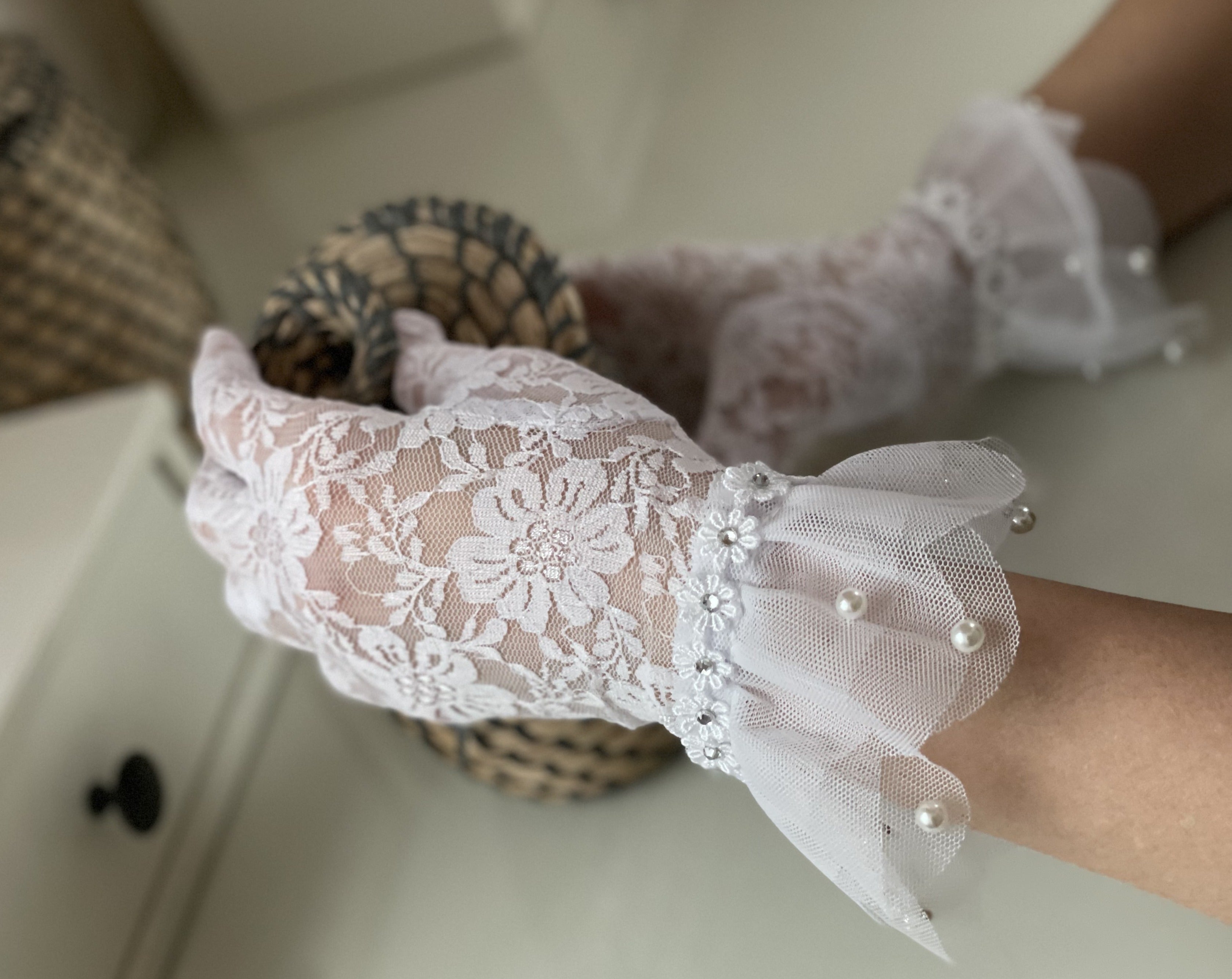 Brauthandschuhe – Elegante Spitzenhandschuhe mit Tüll & Perlen