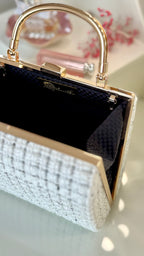 Tweed Clutch – Weiß-Schwarze elegante Abendtasche mit goldenem Henkel