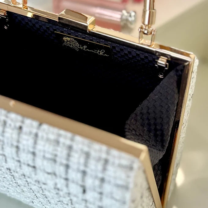 Tweed Clutch in Weiß-Schwarz – elegante Damen Abendtasche mit goldenem Henkel