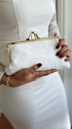 Weiße Clutch – Brauttasche mit Spitze & goldfarbenem Rahmen