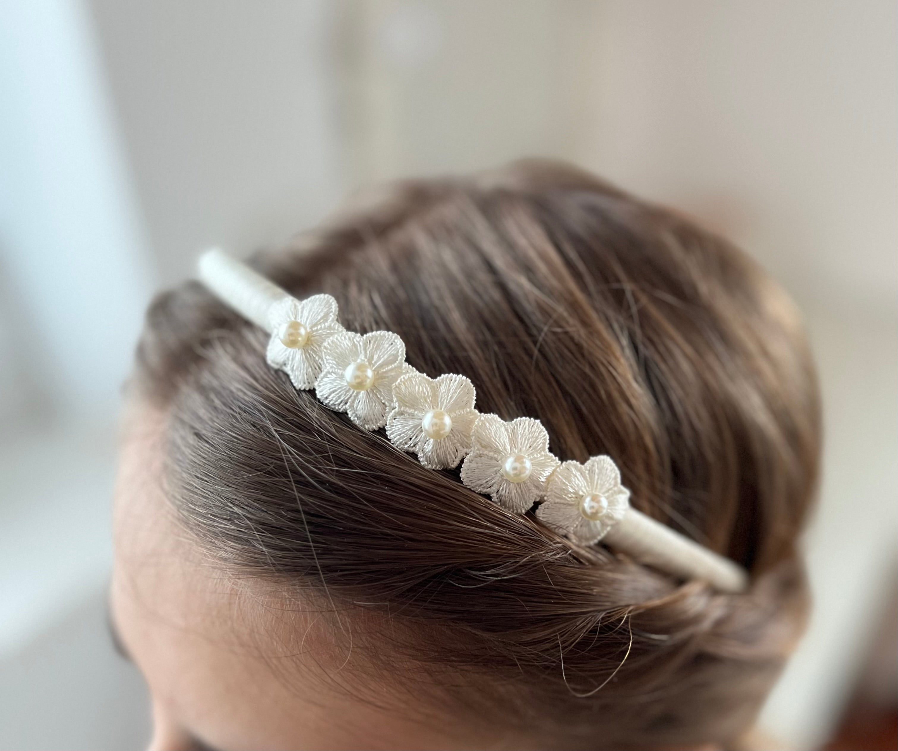 Blumen Haarreif Kommunion – Stoffblüten & Perlen in Weiß oder Ivory