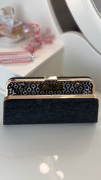 Schwarze Clutch – Elegante Abendtasche mit goldener Kette für Damen