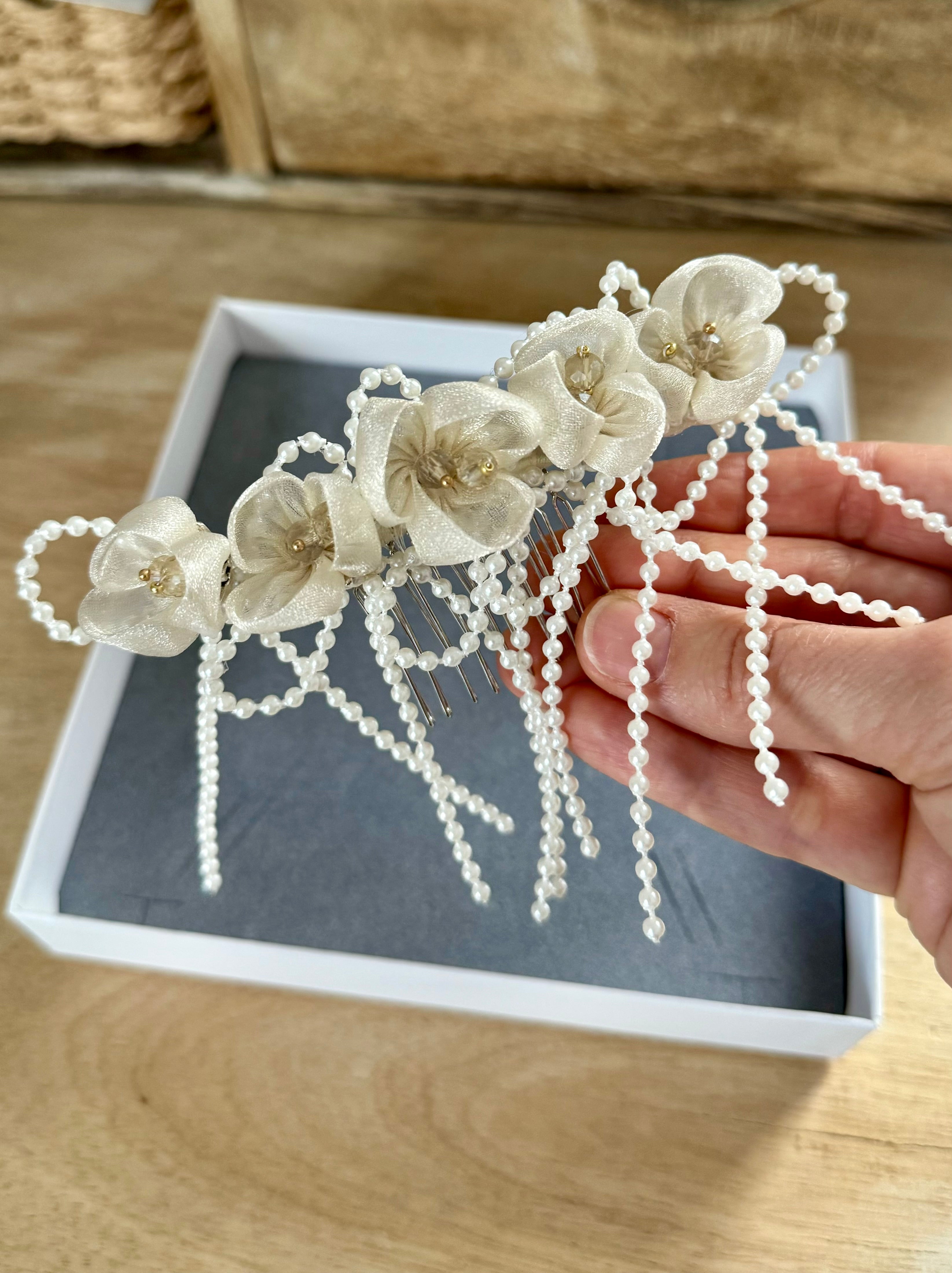 Haarschmuck Kommunion – Zarte Blumen & edle Perlenbänder