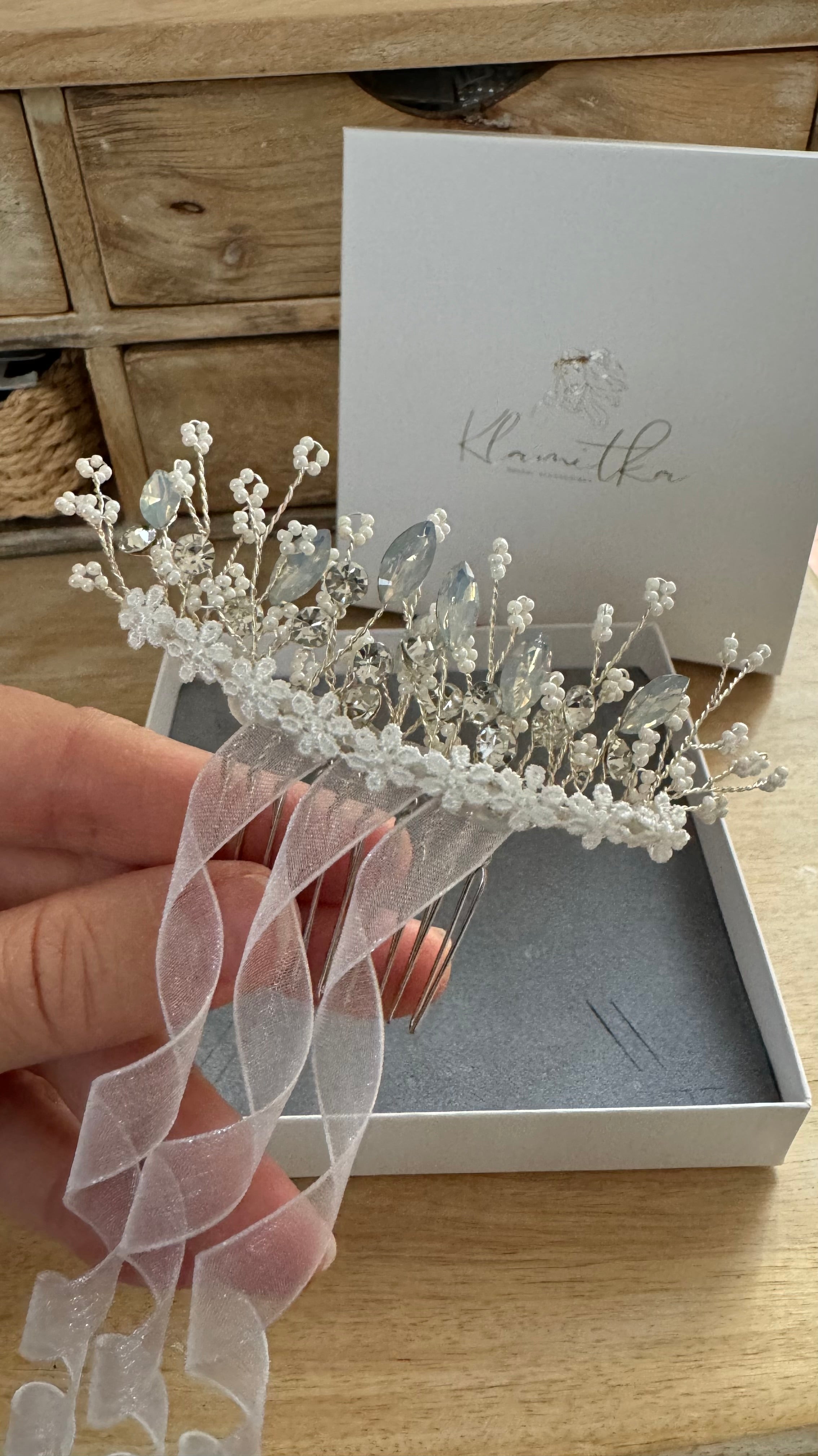Strass Haarschmuck Kommunion – Spitzenblumen & funkelnder Haarkamm