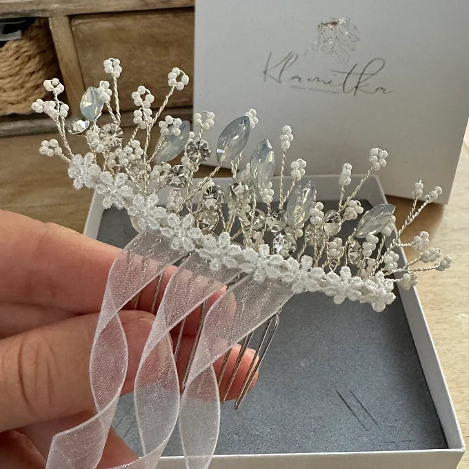 Kommunion Haarschmuck mit zarten Spitzenblumen und funkelnden Strasssteinen, Haa