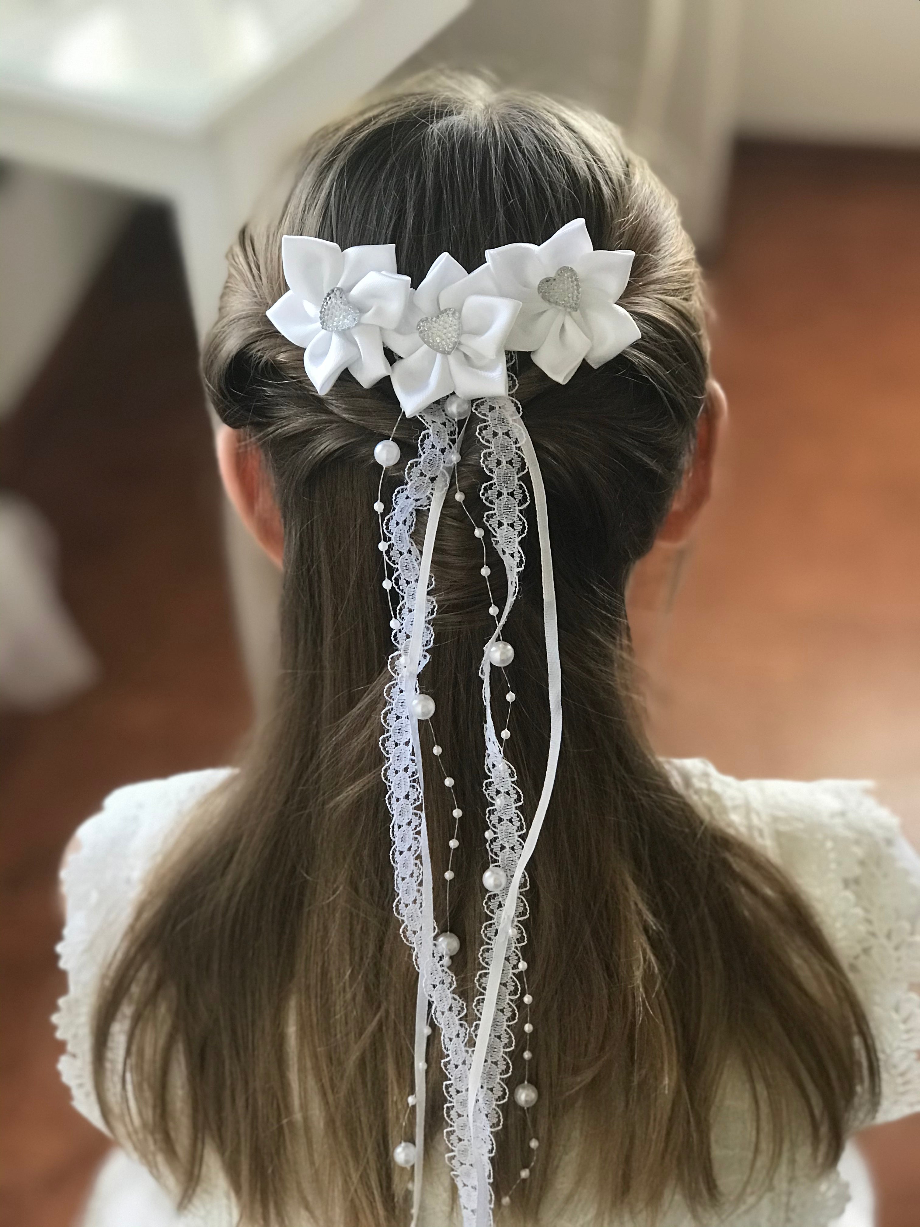 Kommunion Haarkamm – Satinblumen & Strassherzen mit Spitzenbändern