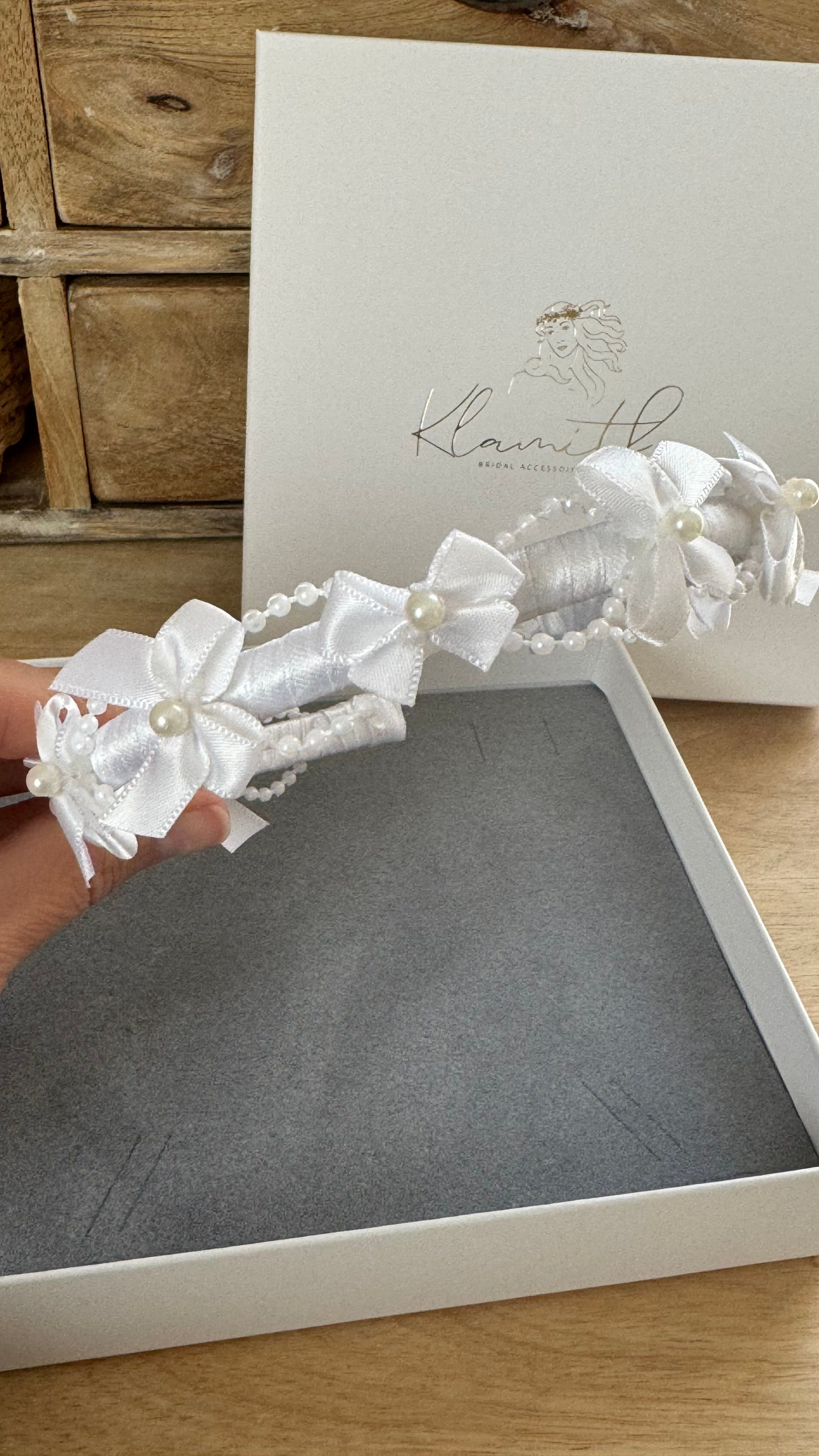 Perlen Haarreif Kommunion – Weißes Schleifen- & Perlenband