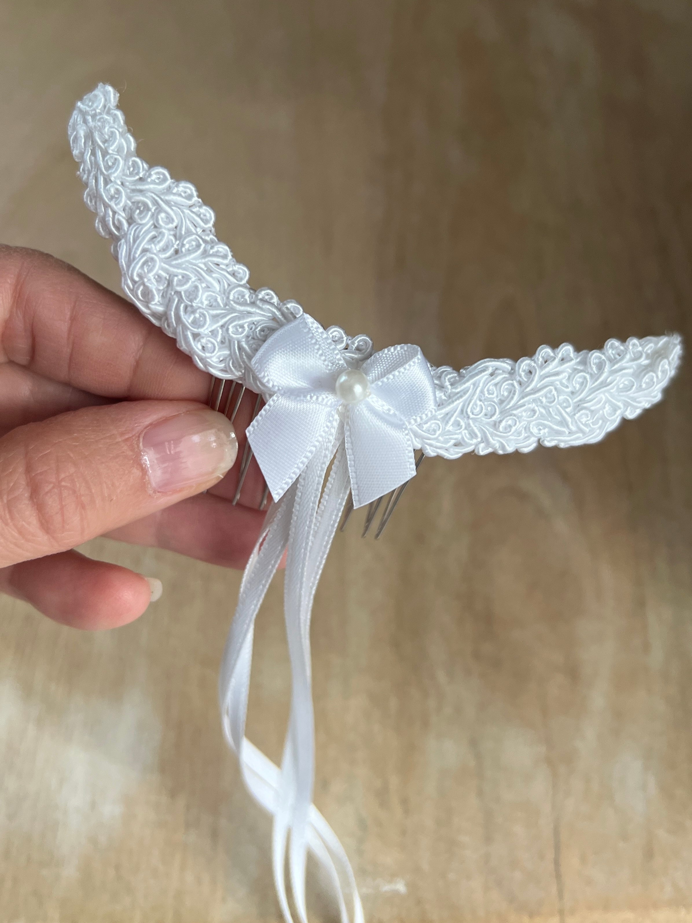 Weißer Haarkamm Kommunion – Schleife, Perlen & Satinbänder