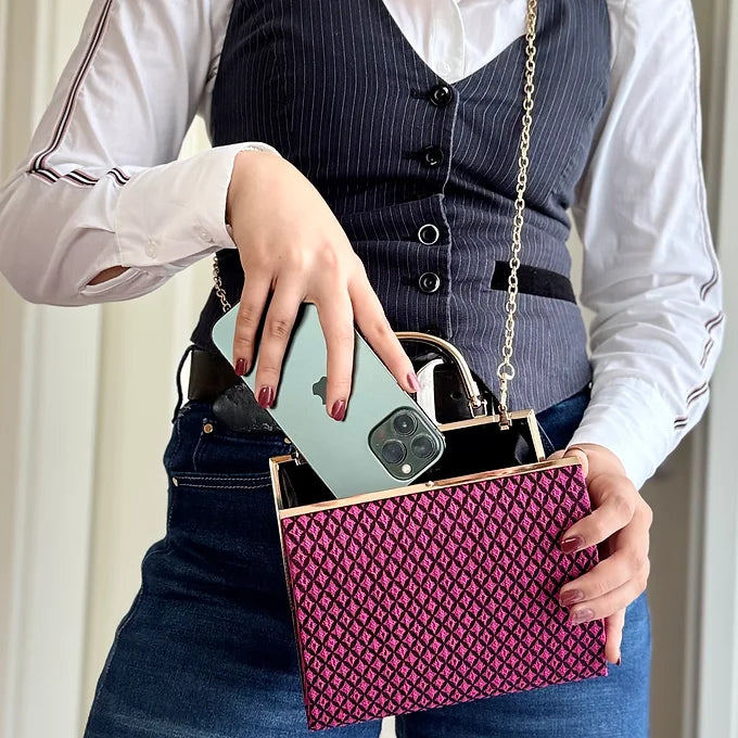 Pink Clutch schwarz gemustert – elegante Abendtasche pink mit Tragekette & Henkel