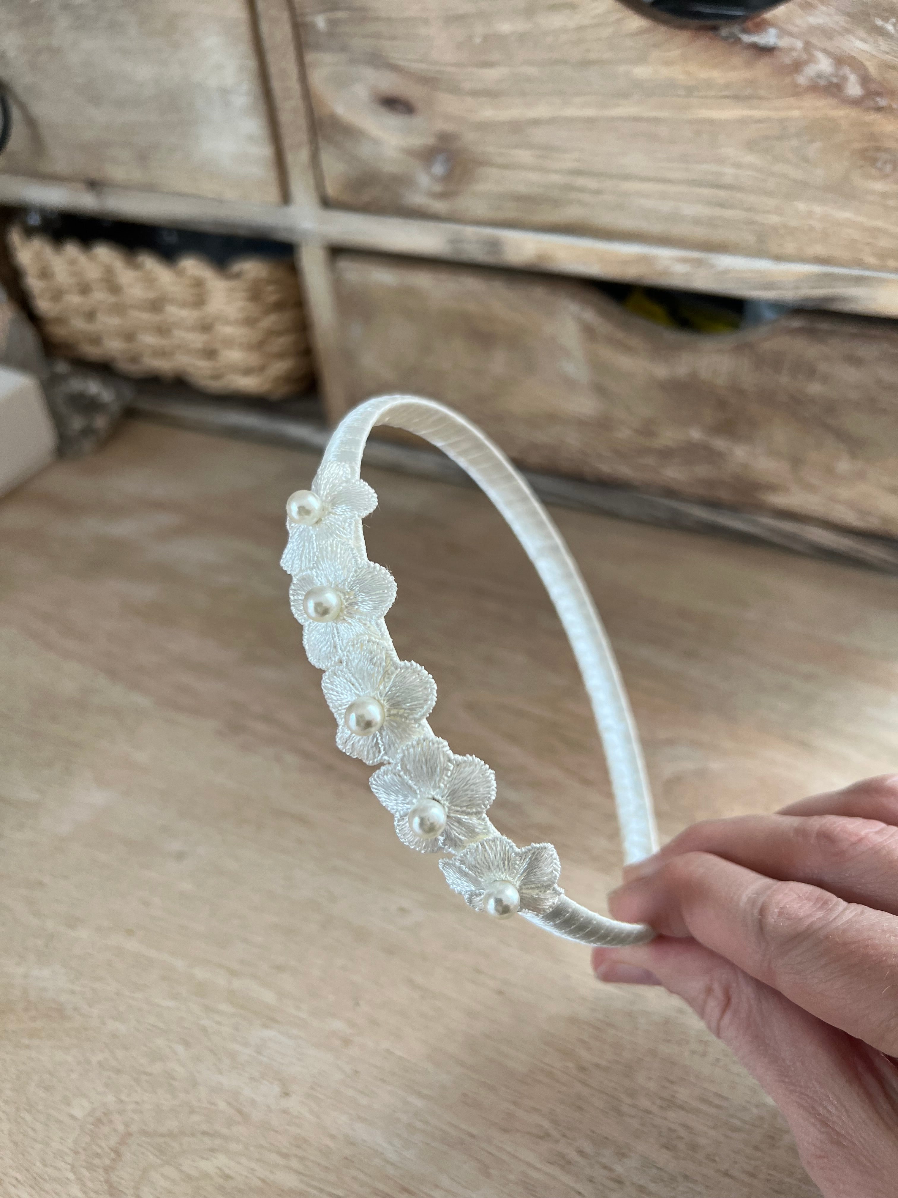 Blumen Haarreif Kommunion – Stoffblüten & Perlen in Weiß oder Ivory