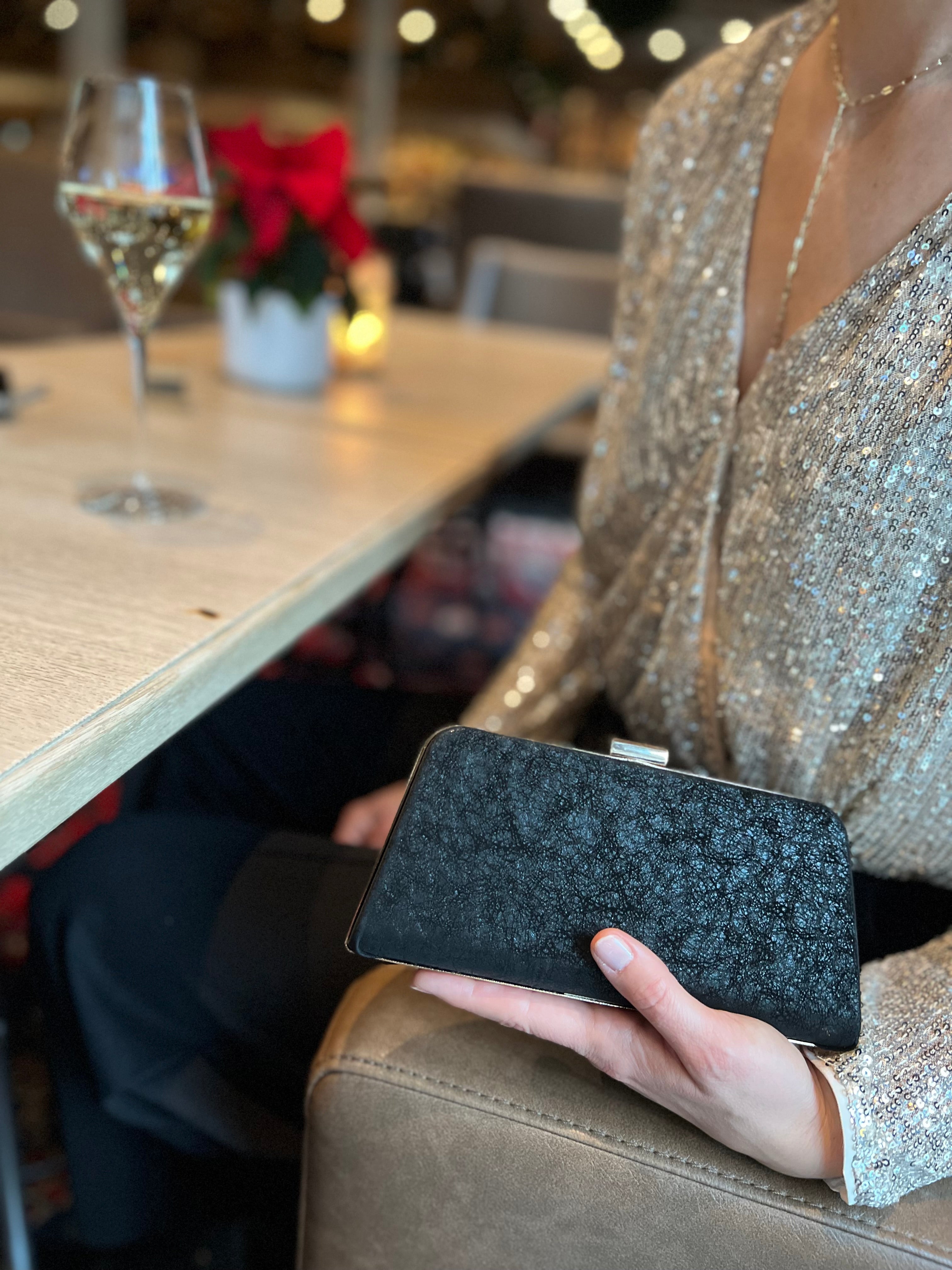 Schwarze Clutch – Elegante Abendtasche mit goldener Kette für Damen