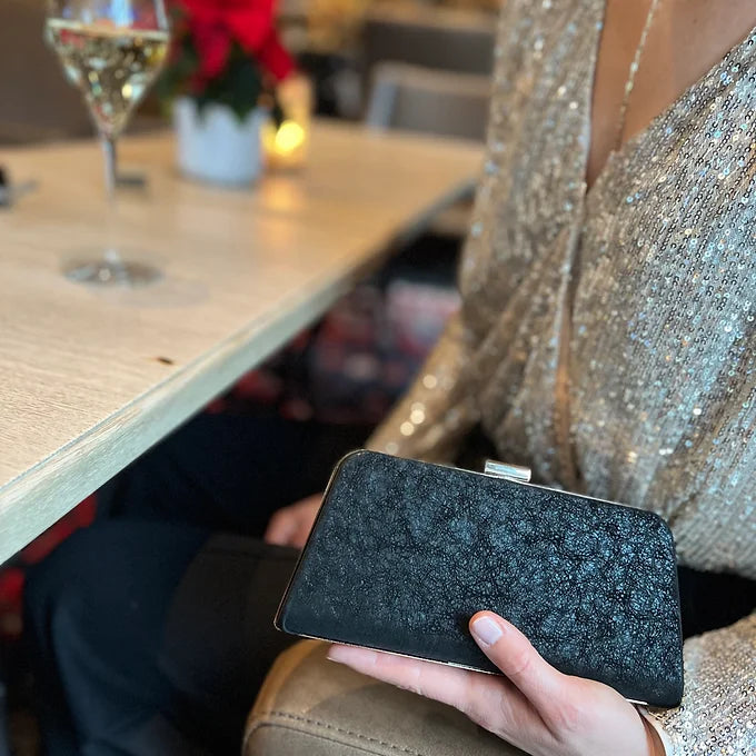 Schwarze elegante Clutch Tasche – Abendtasche mit goldener Kette für Damen