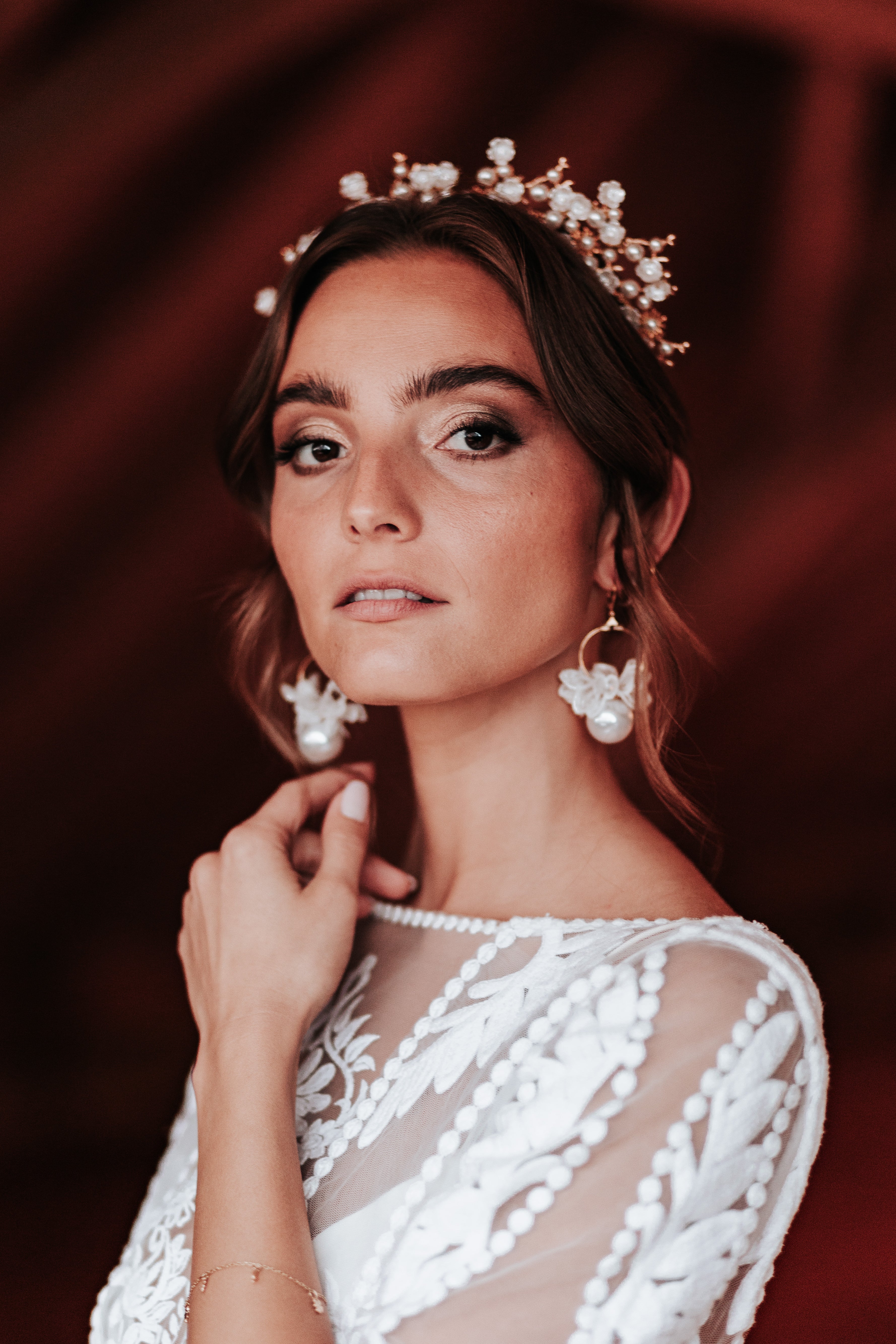 Perlen Haarkrone – Glamouröse Brautkrone mit Blumen & Goldelementen