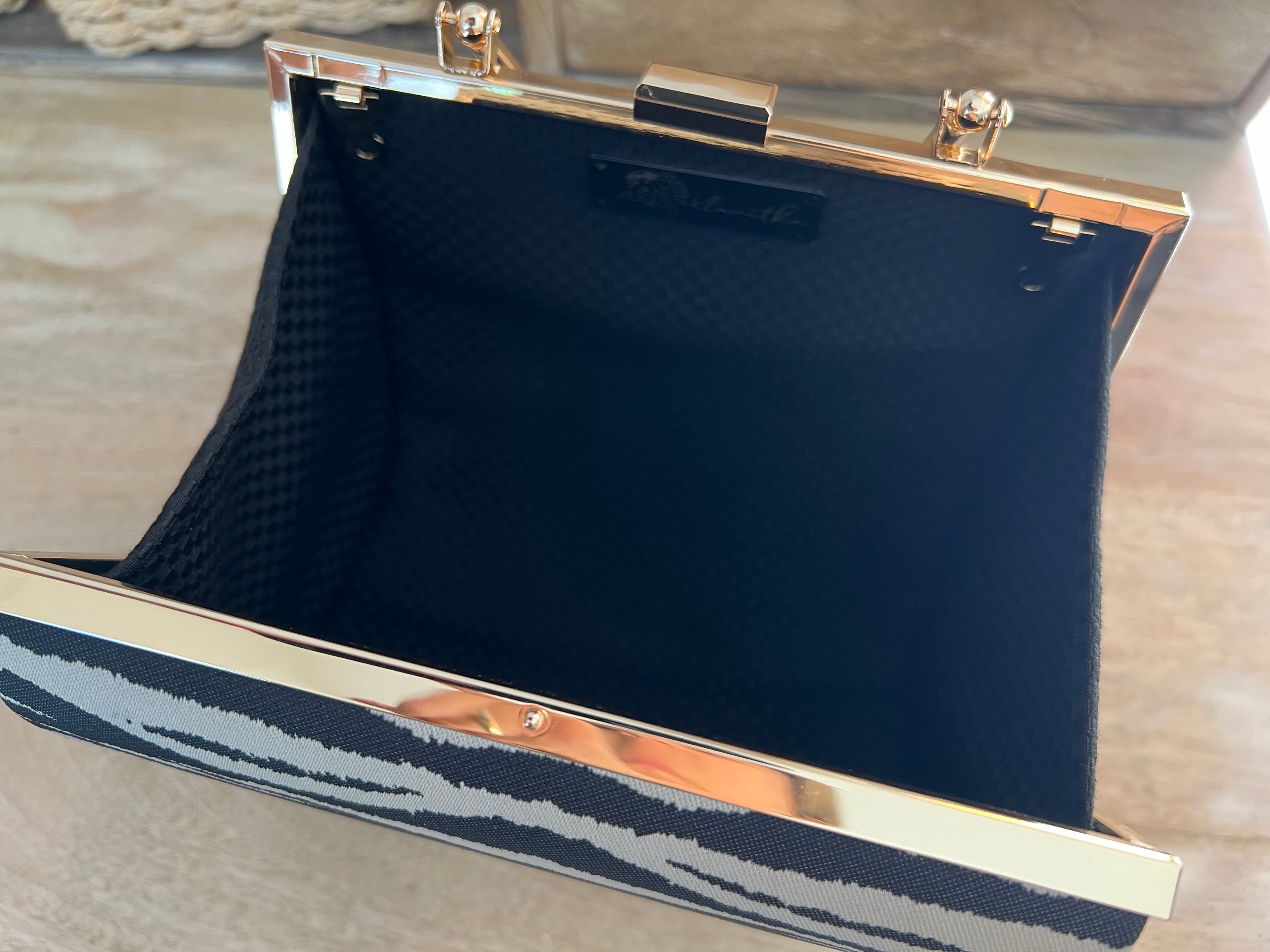 Zebra Clutch – Elegante Abendtasche mit silbernem Henkel für Damen