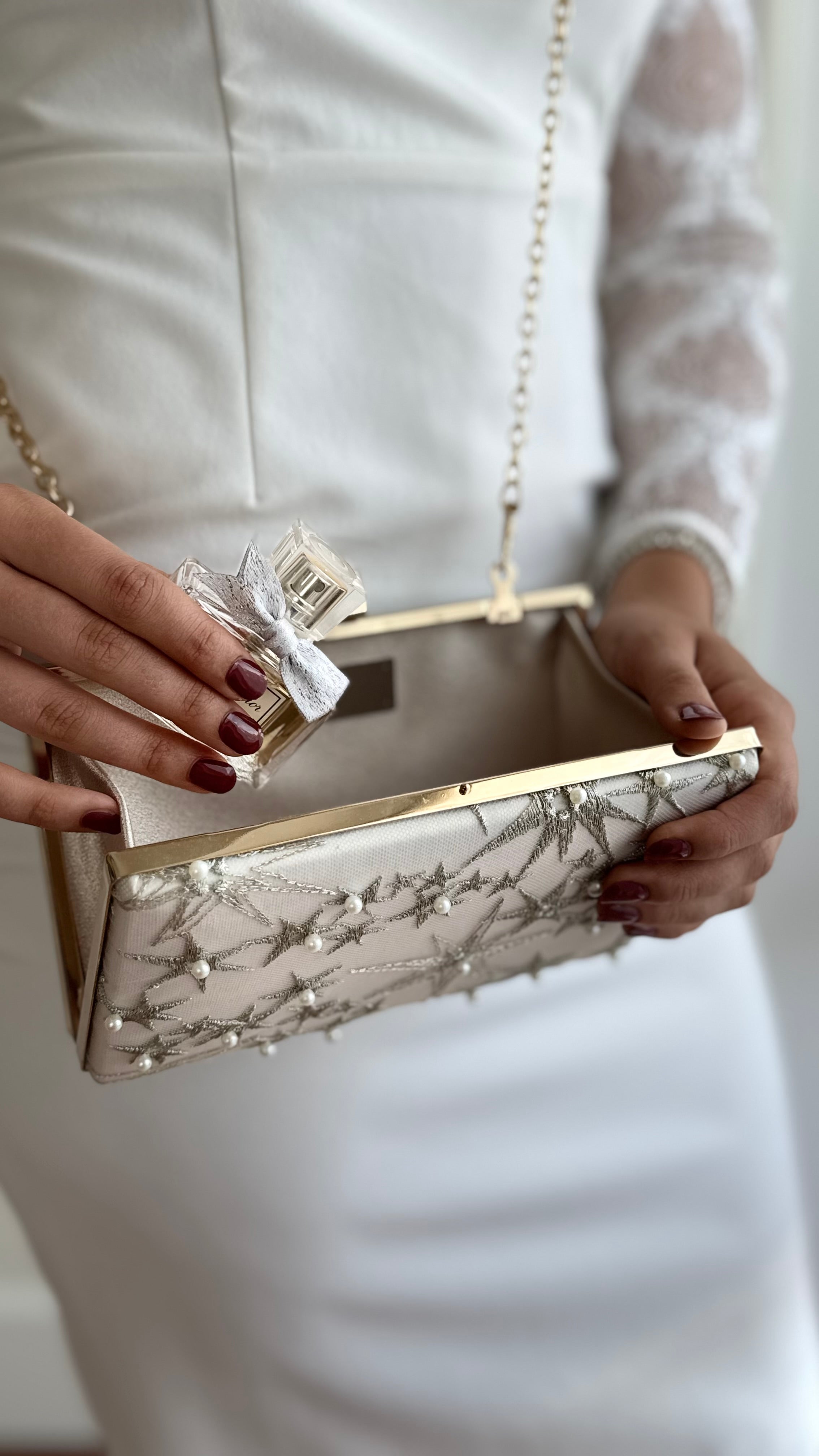 Brauttasche Ivory – Elegante Clutch mit Goldsternen & Perlen für die Hochzeit