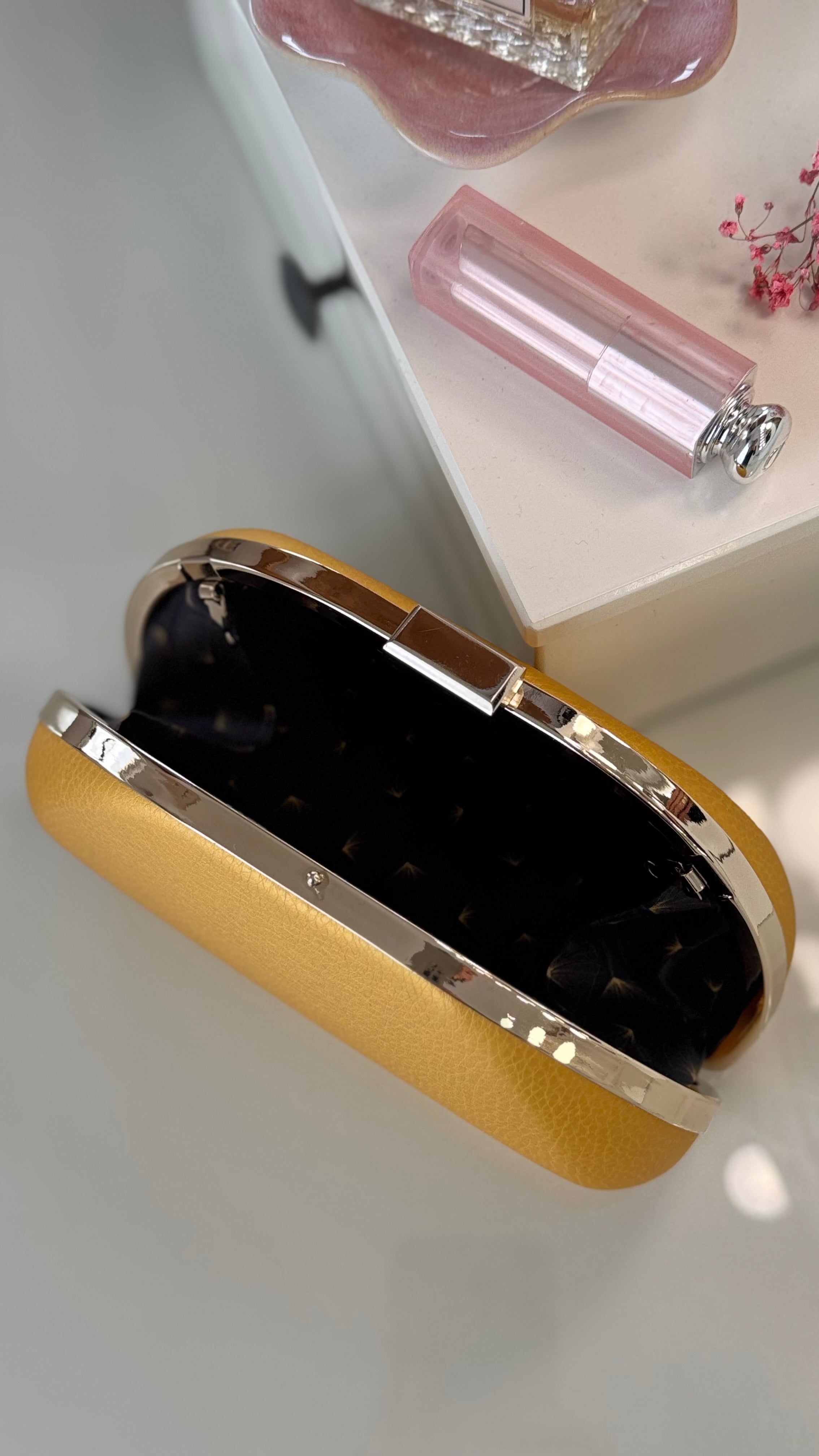 Gelbe Clutch – Elegante Abendtasche aus Lederimitat mit Goldkette