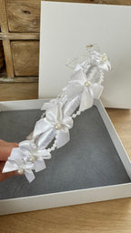 Perlen Haarreif Kommunion – Weißes Schleifen- & Perlenband