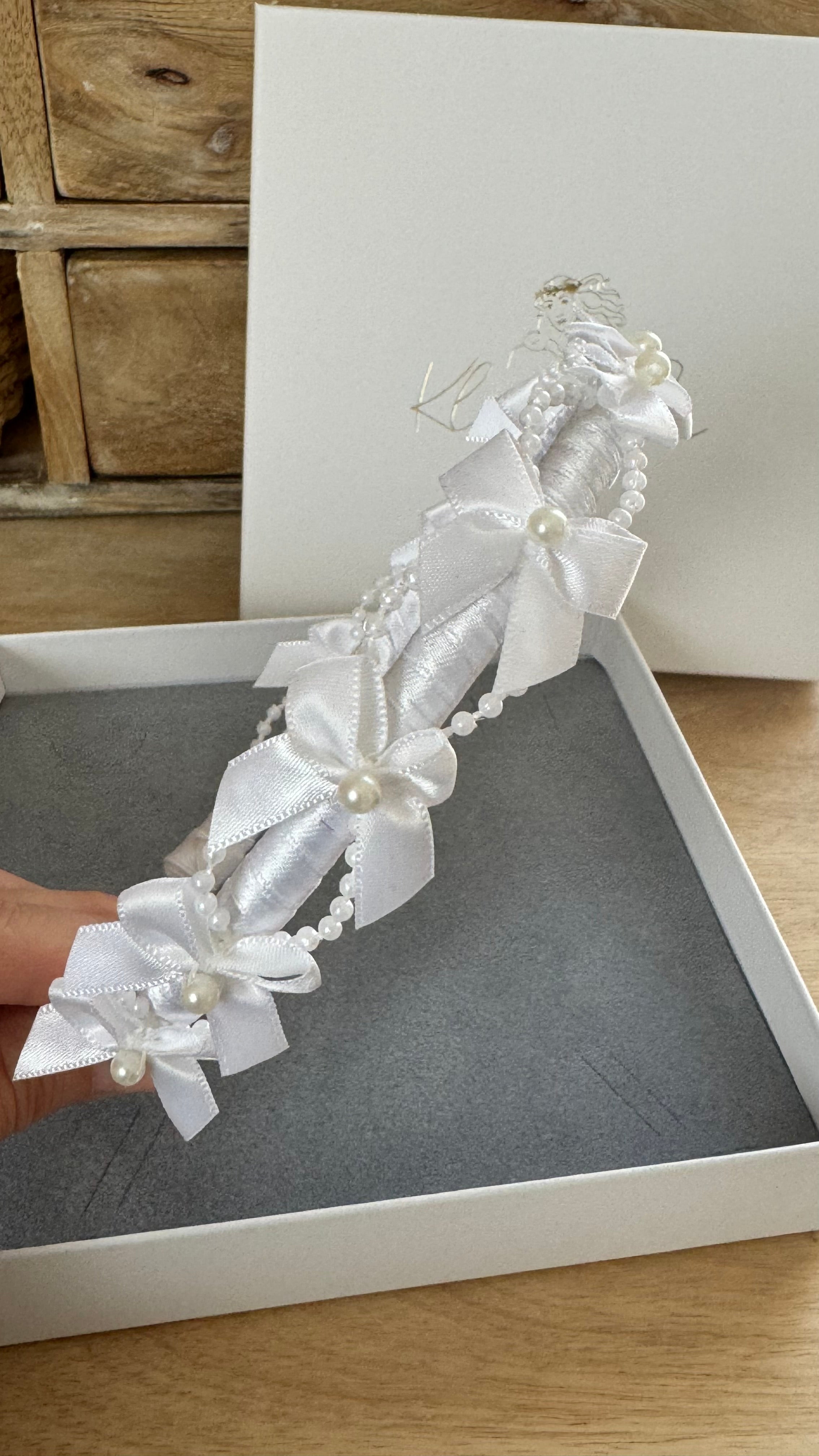 Perlen Haarreif Kommunion – Weißes Schleifen- & Perlenband