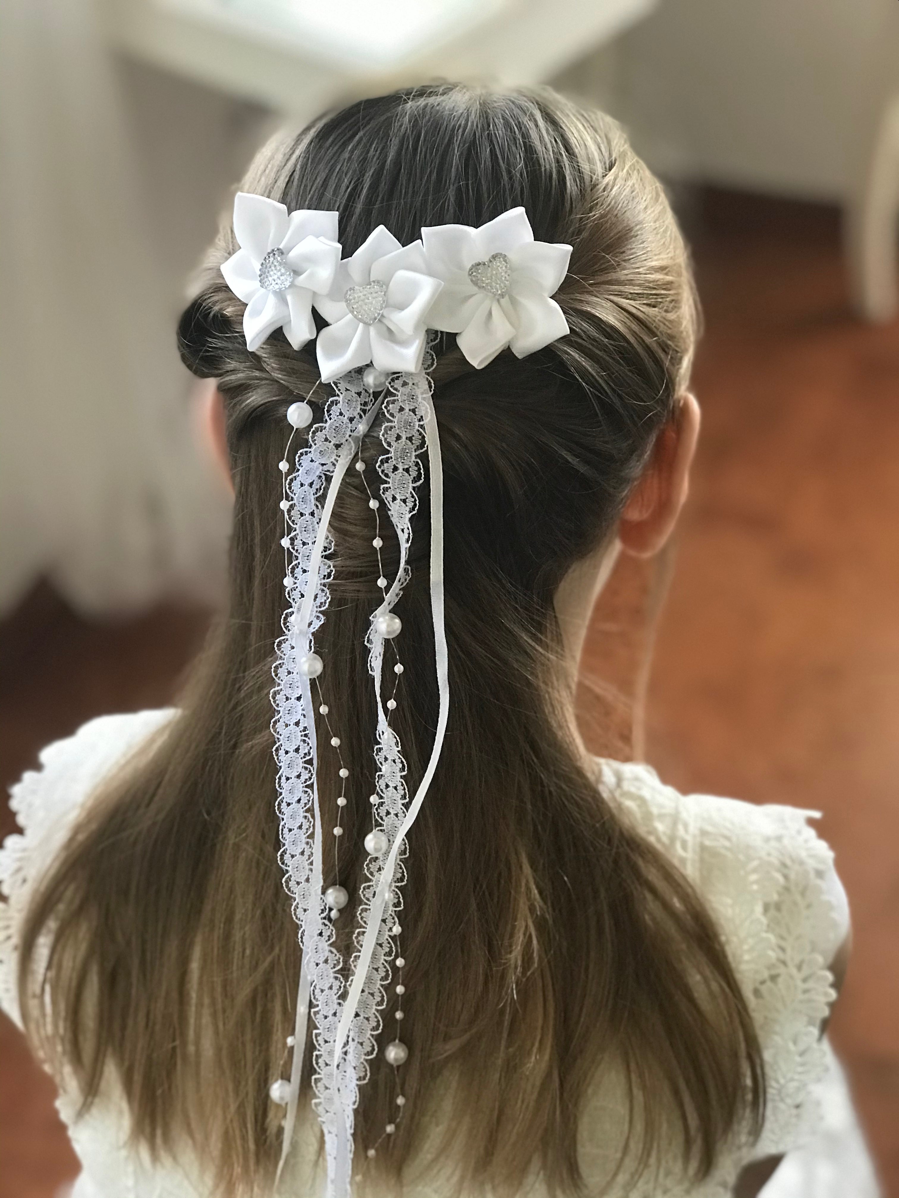 Kommunion Haarkamm – Satinblumen & Strassherzen mit Spitzenbändern