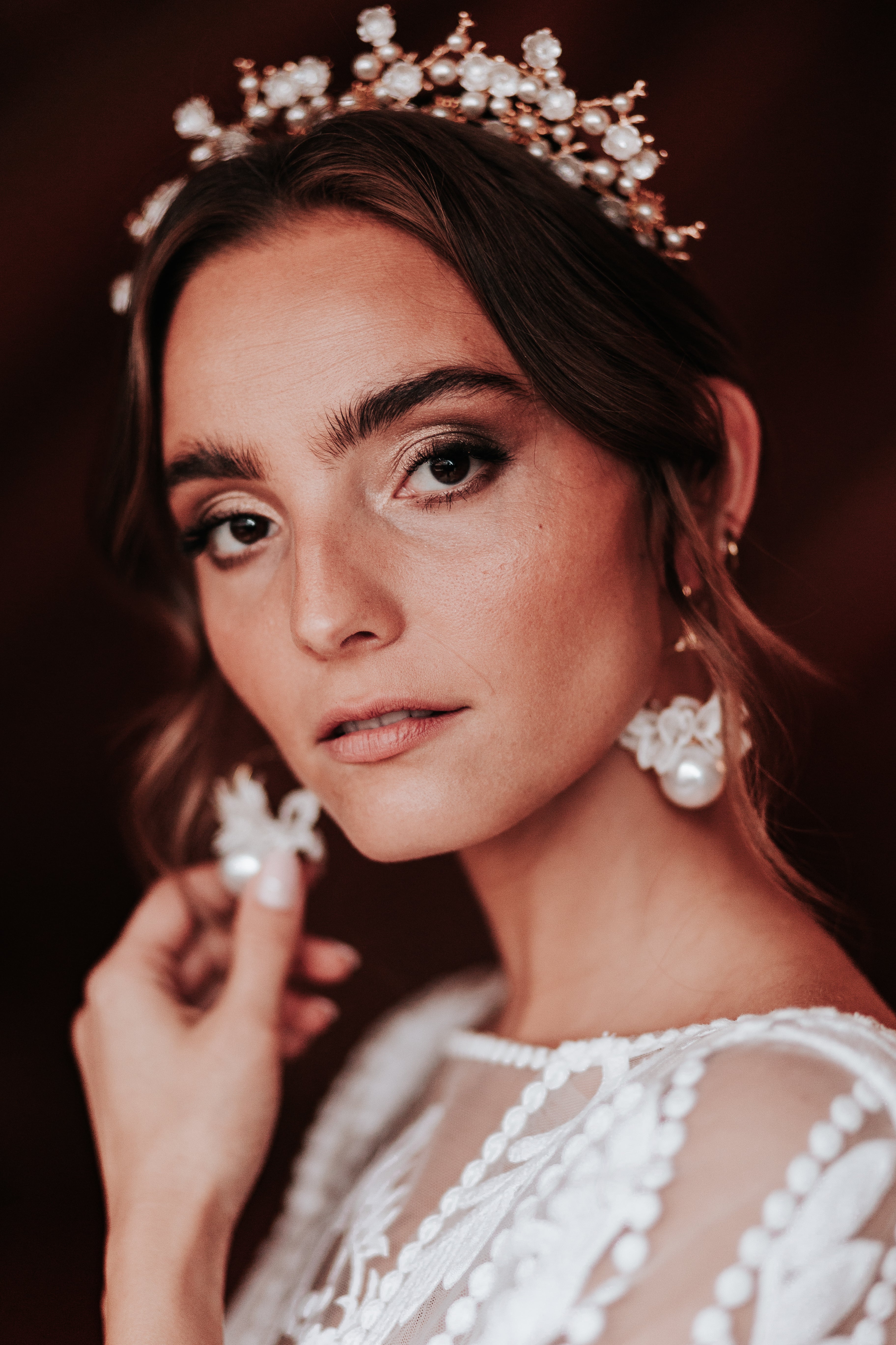 Perlen Haarkrone – Glamouröse Brautkrone mit Blumen & Goldelementen