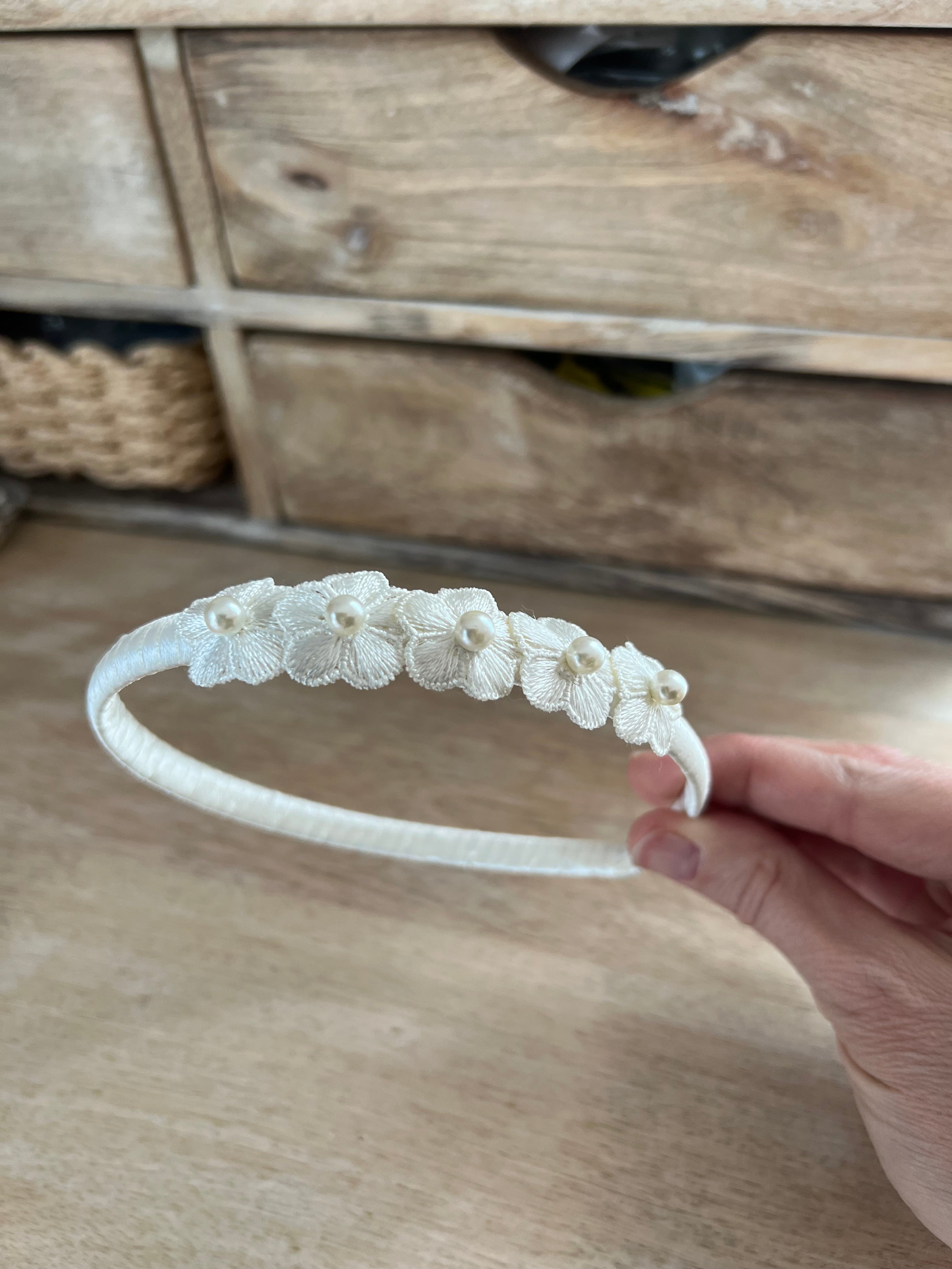 Blumen Haarreif Kommunion – Stoffblüten & Perlen in Weiß oder Ivory