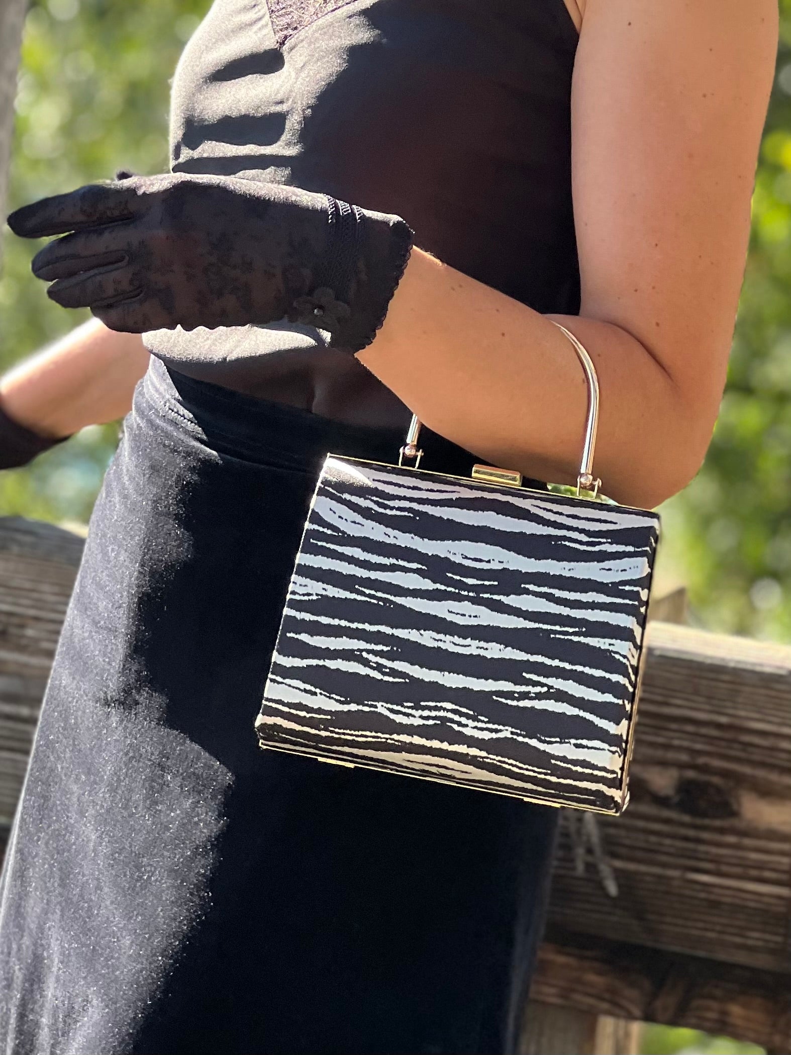 Zebra Clutch – Elegante Abendtasche mit silbernem Henkel für Damen