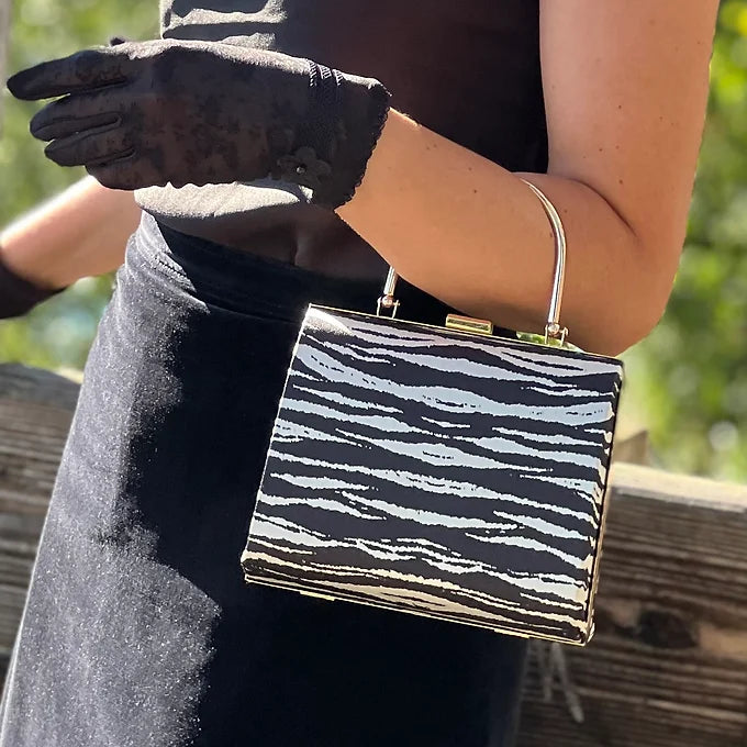 Clutch Zebra Muster – elegante Damen Abendtasche mit silbernem Henkel