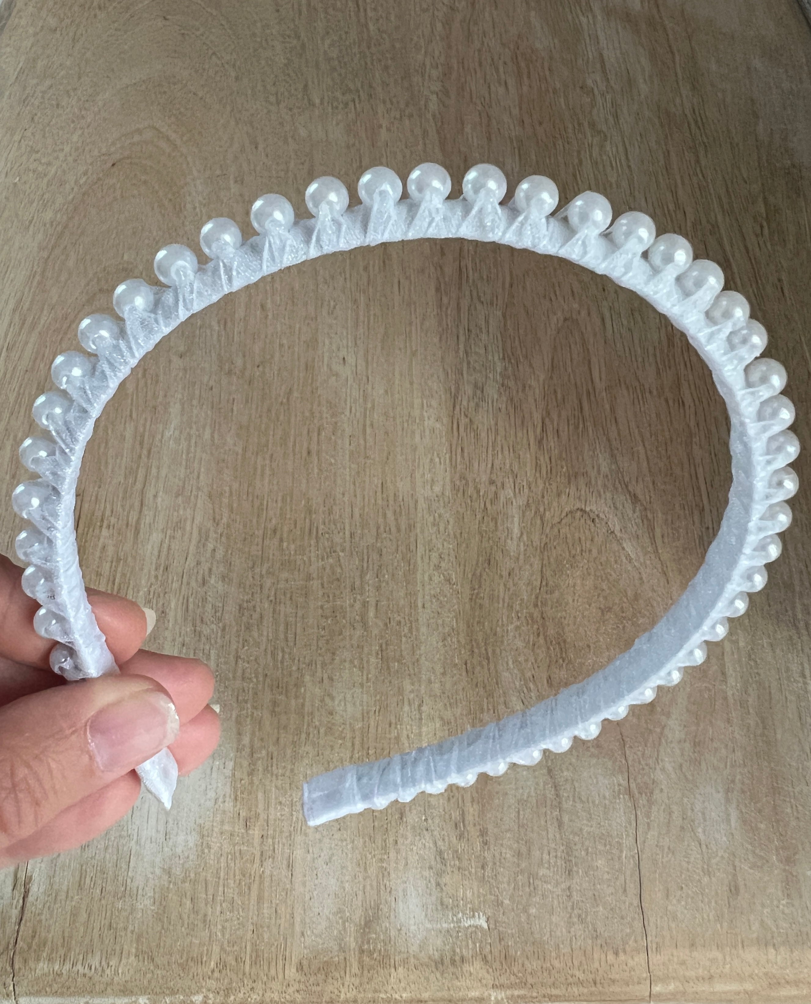 Weißer Haarreif Kommunion – Perlen & feines Organzaband