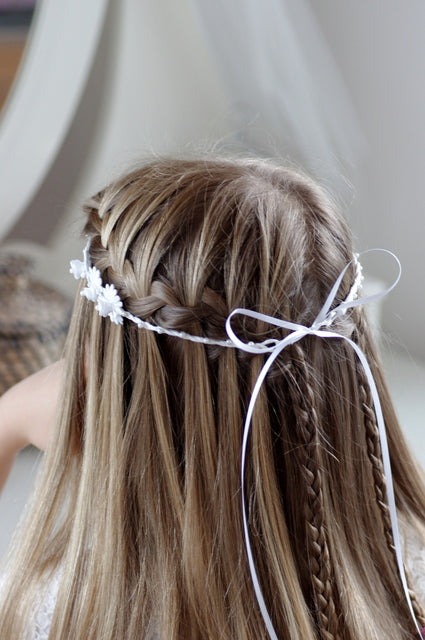 Dutt Haarband – Kommunion Haarband mit drei Blumen & Perlen