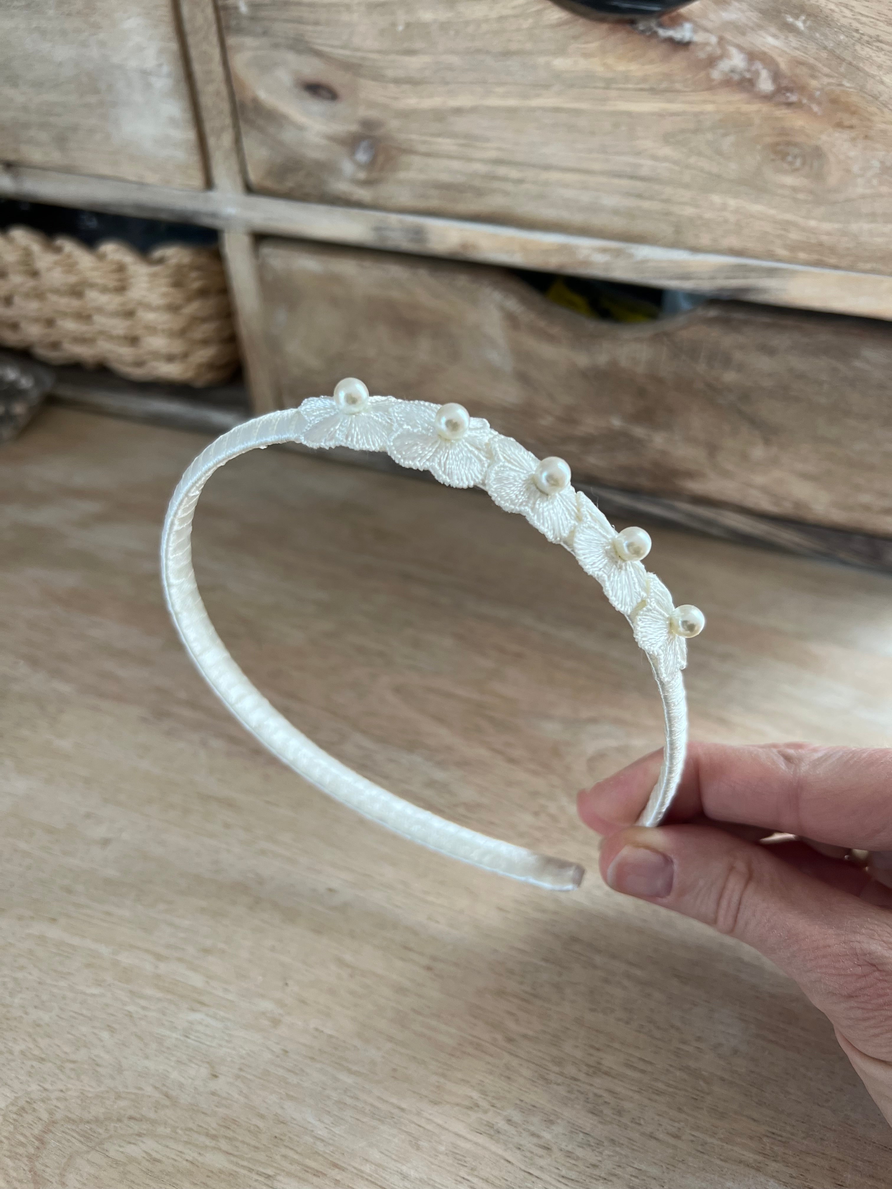 Blumen Haarreif Kommunion – Stoffblüten & Perlen in Weiß oder Ivory