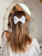 Satin Haarschleife Kommunion – Weiße Schleife mit Perlenelement