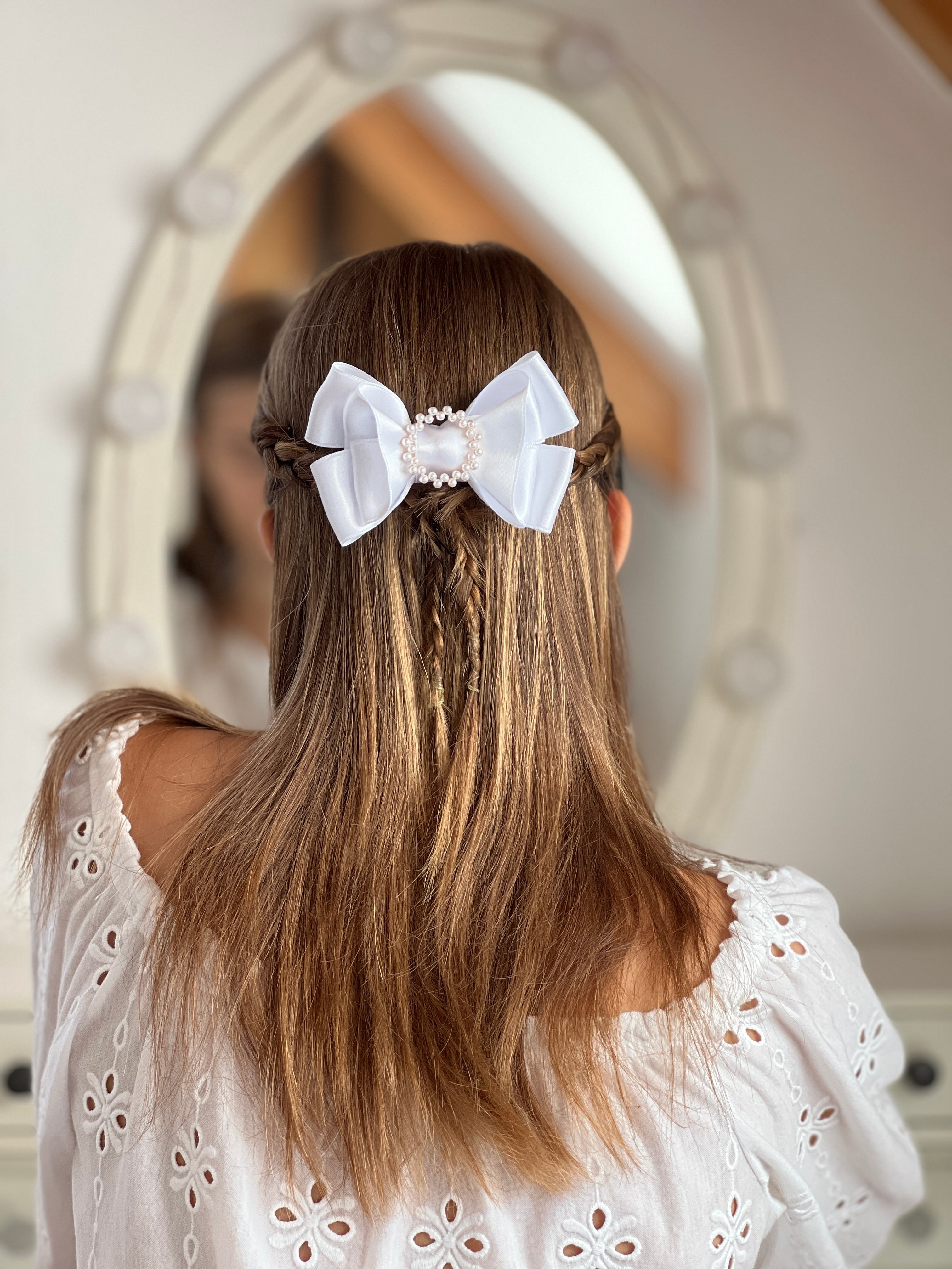 Satin Haarschleife Kommunion – Weiße Schleife mit Perlenelement