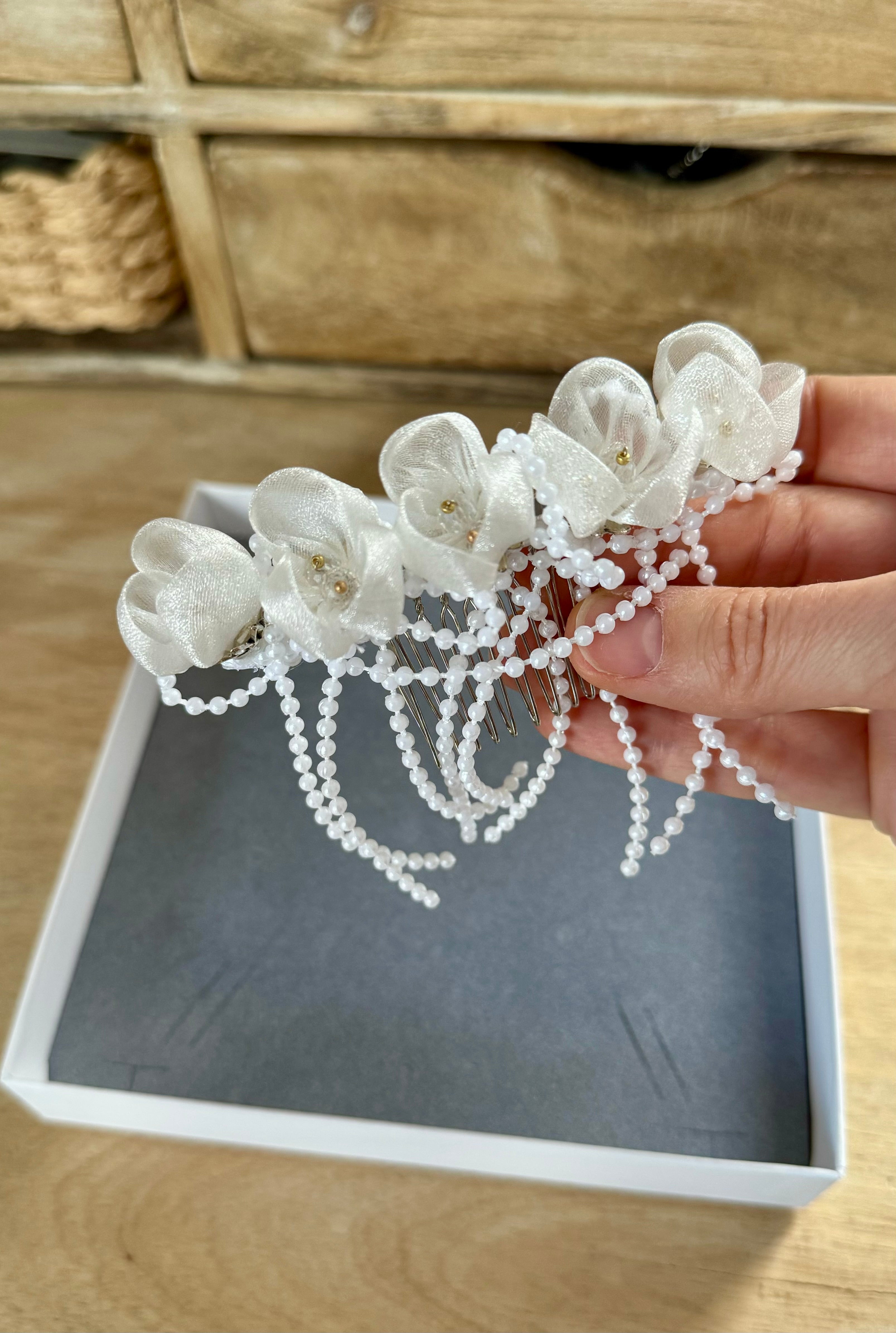 Haarschmuck Kommunion – Zarte Blumen & edle Perlenbänder