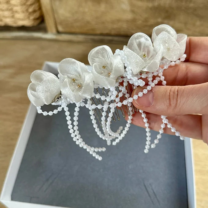 Kommunion Haarschmuck mit zarte Blumen und zarten Perlen-Bändern