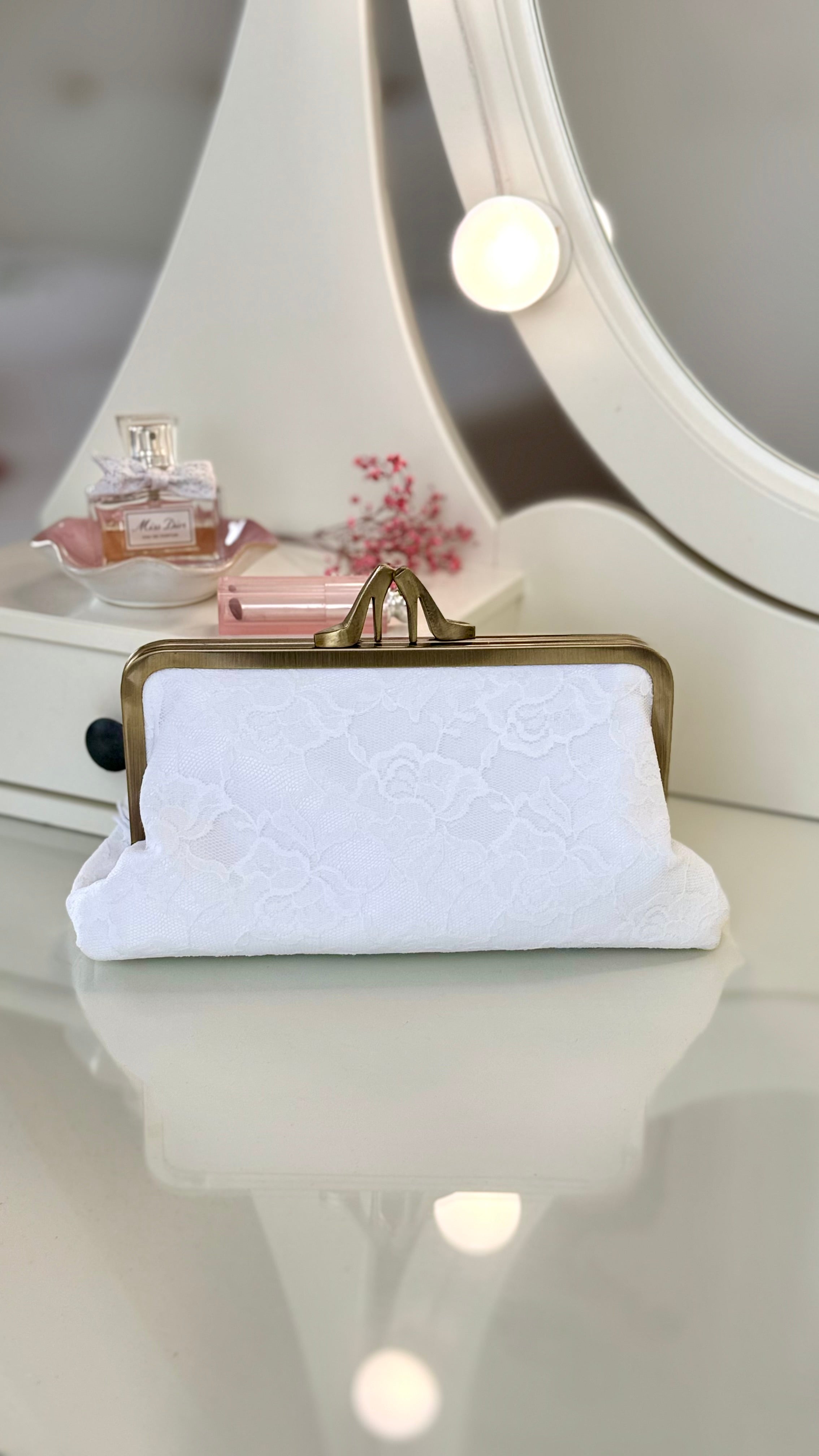 Weiße Clutch – Brauttasche mit Spitze & goldfarbenem Rahmen