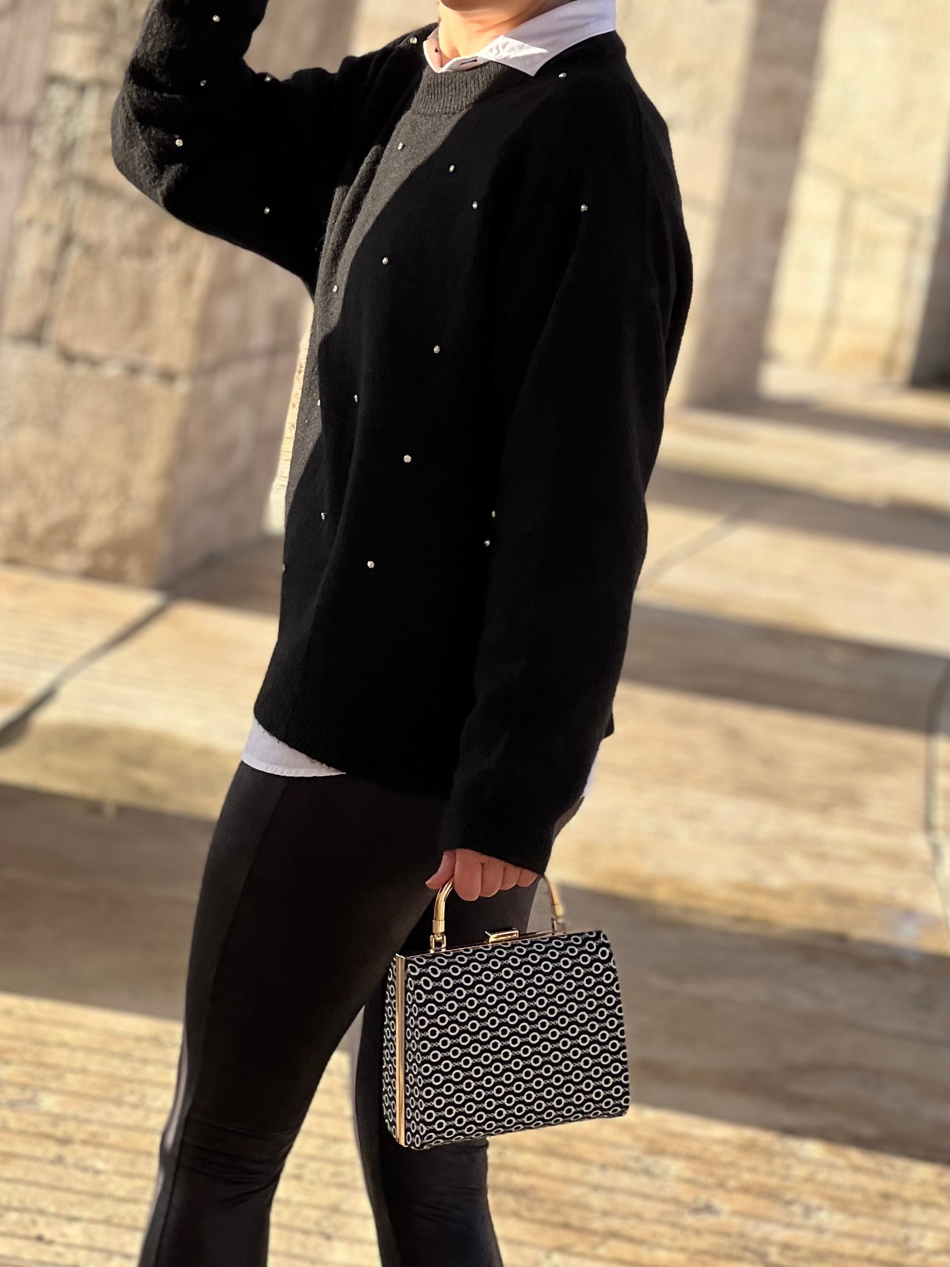 Clutch Schwarzweiß – Elegante Abendtasche mit goldenem Henkel