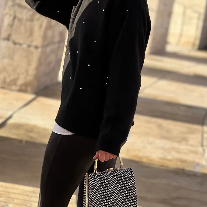 Clutch schwarz weiß gemustert – elegante Damen Abendtasche mit goldenem Henkel