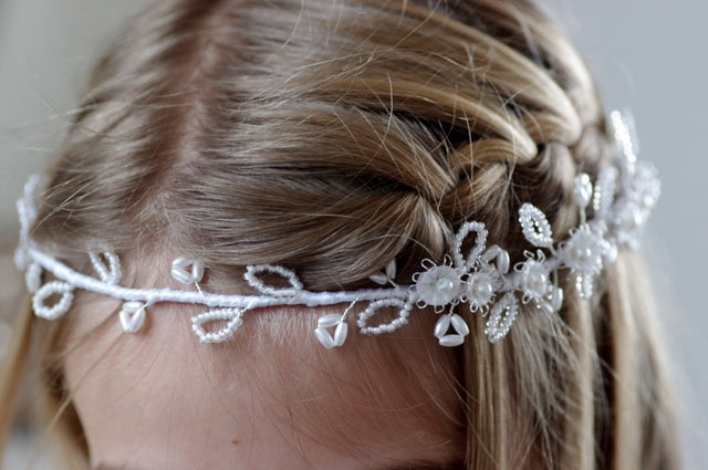 Perlen Curlies – Kommunion Haarband mit weißen Blumen & Perlen