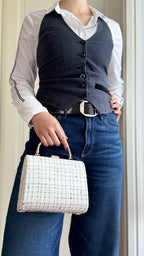 Tweed Clutch – Weiß-Schwarze elegante Abendtasche mit goldenem Henkel