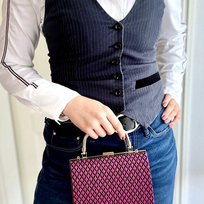 Pink Clutch schwarz gemustert – elegante Abendtasche pink mit Tragekette & Henkel